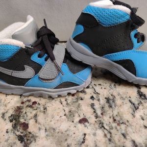 Nike baby tennis shoes size5c